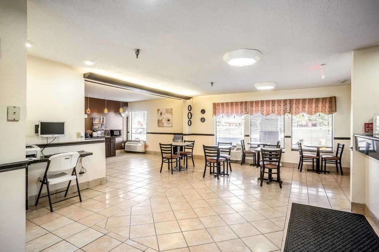 Super 8 By Wyndham Galesburg Hotel Exterior foto